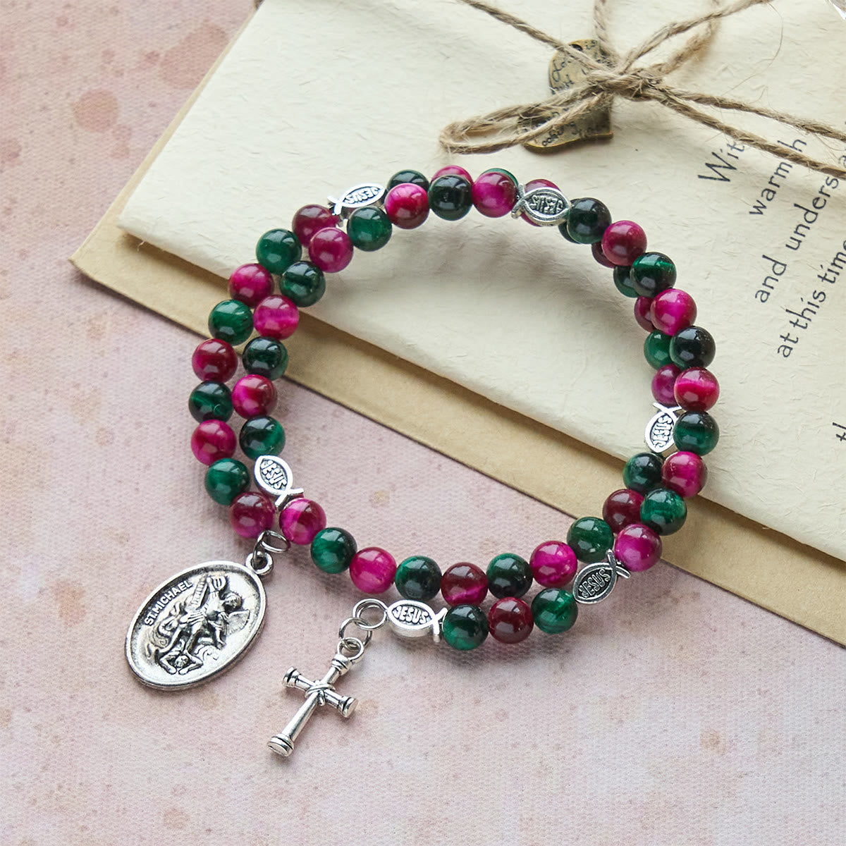 Pulsera Rosario de Alambre con Memoria de Ojo de Tigre Bicolor con San Miguel