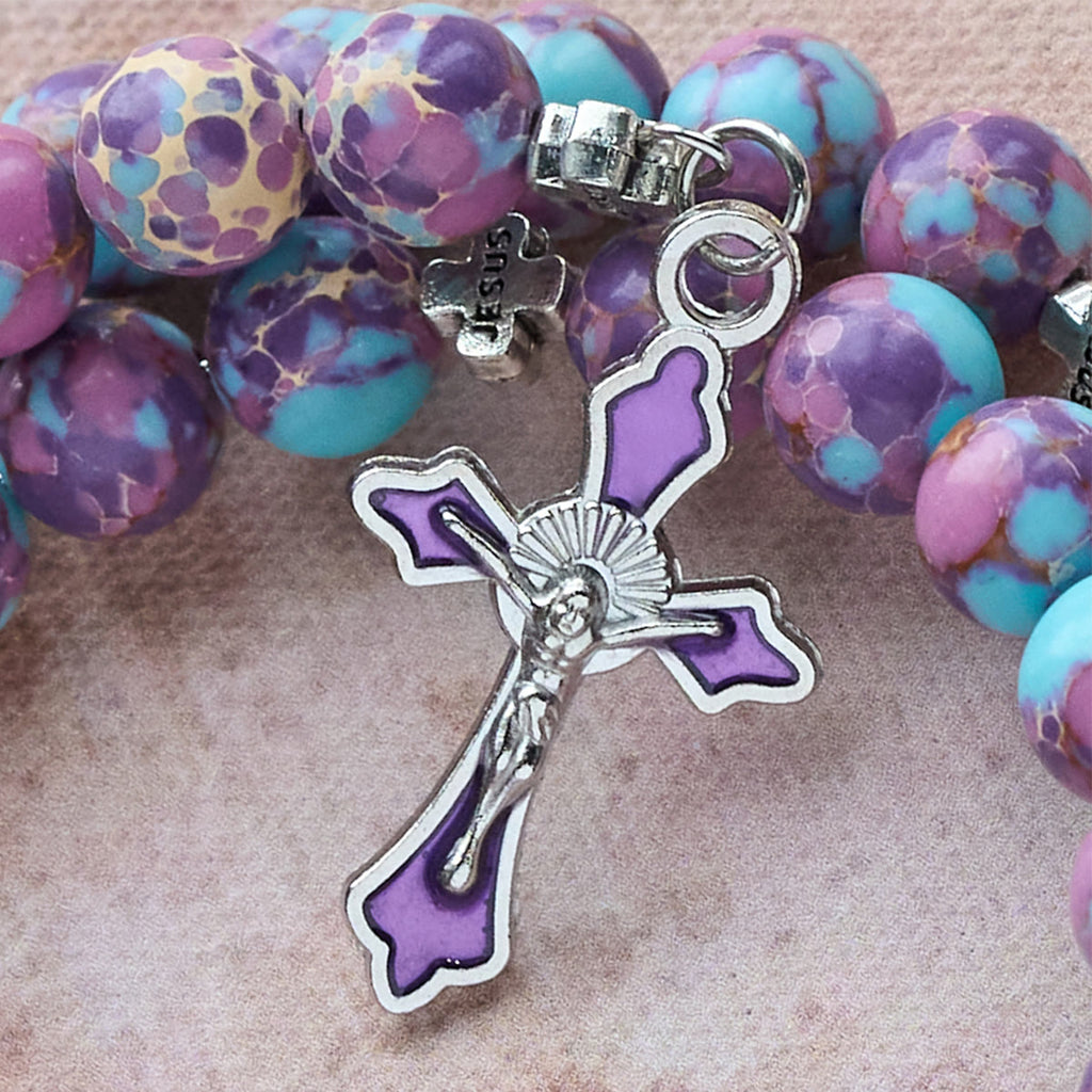 Pulsera Rosario de Alambre con Memoria de Jaspe Imperial Morado con Crucifijo Esmaltado