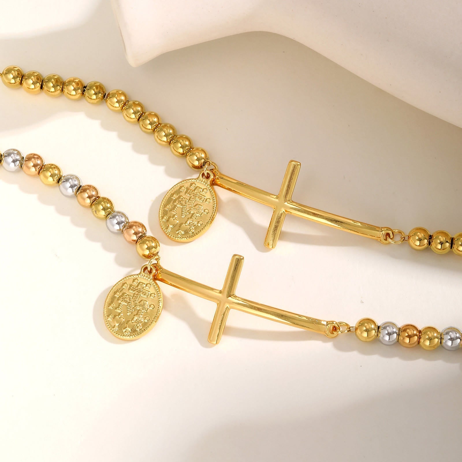 Pulsera de Cuentas con Cruz y la Virgen: Símbolo Espiritual con Elegancia Pulida