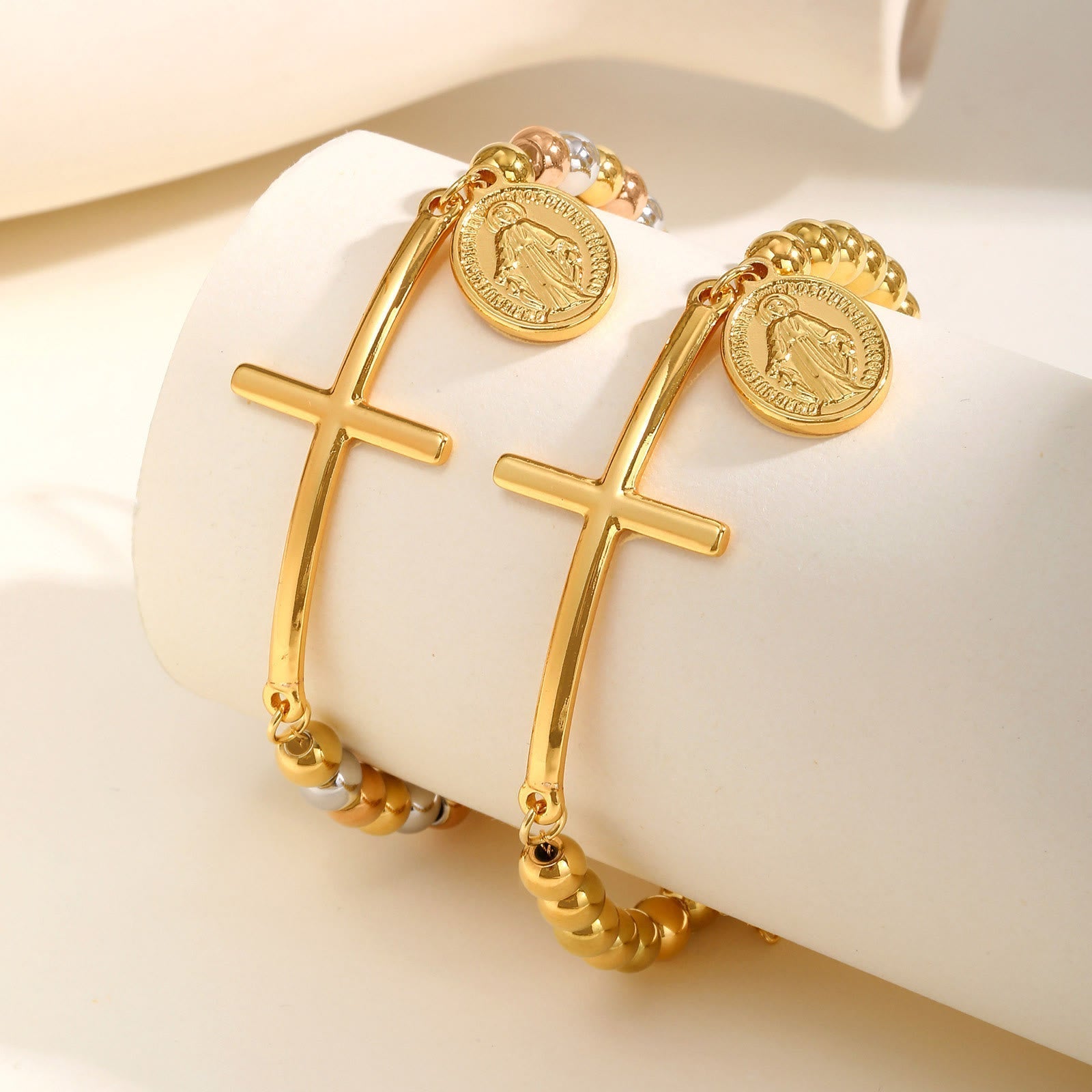 Pulsera de Cuentas con Cruz y la Virgen: Símbolo Espiritual con Elegancia Pulida