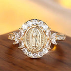 Anillo Elegante con Emblema de la Virgen María: Detalle Sagrado para la Devoción Diaria