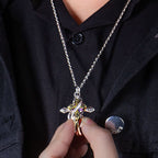 Collar de Cruz con Volutas Ornamentadas: Diseño Bicolor para la Devoción Diaria