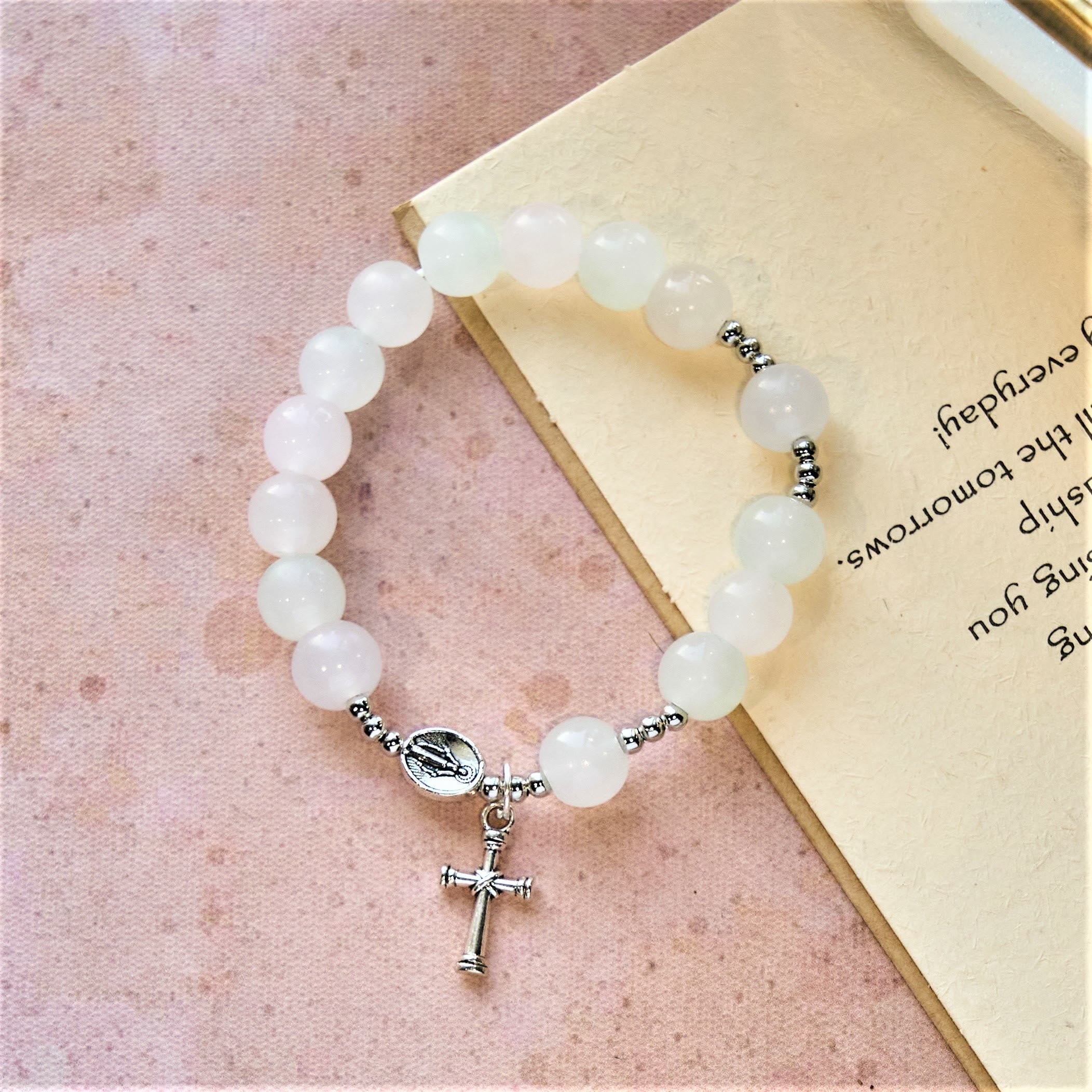 Pulsera de Oración con Cuentas UV que Cambian de Color en Tonos Pastel con la Virgen