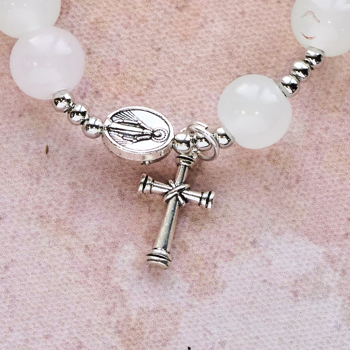 Pulsera de Oración con Cuentas UV que Cambian de Color en Tonos Pastel con la Virgen