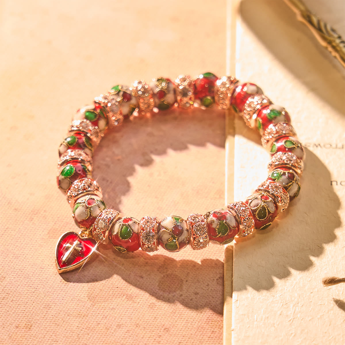 Pulsera de Cuentas Rojas de Esmalte con Dije de Corazón y Cruz