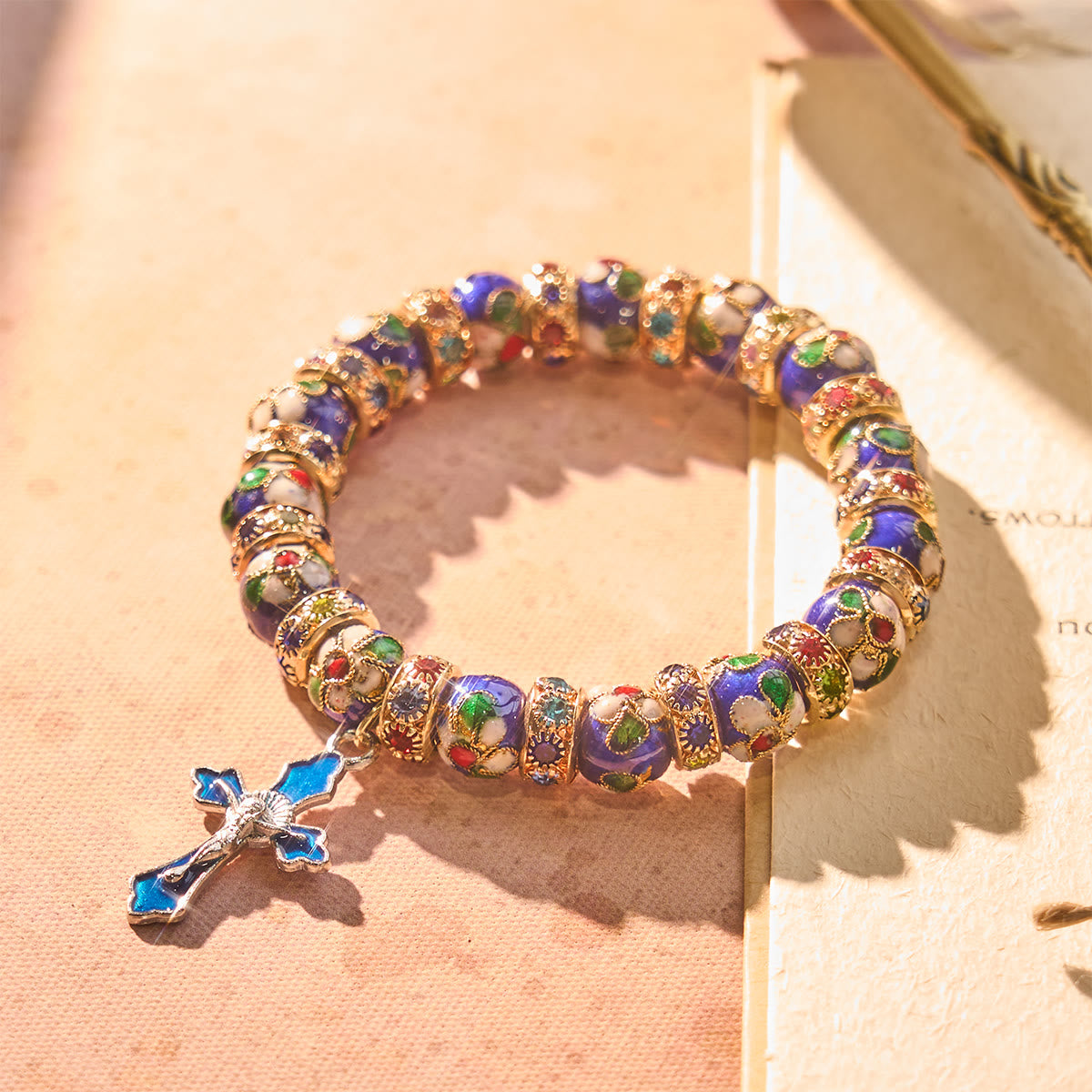 Pulsera Detallada de Cuentas de Cloisonné Azul con Crucifijo