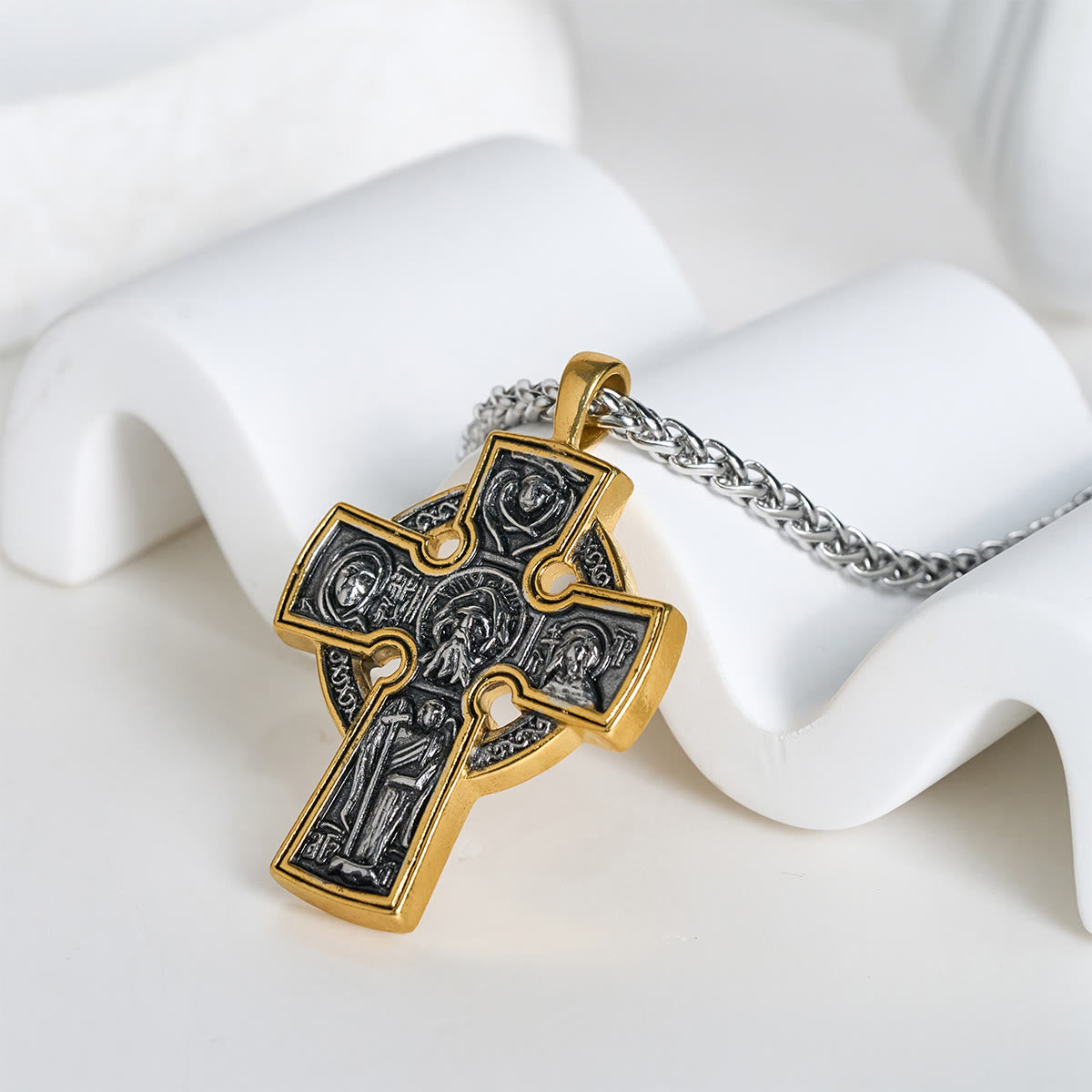Collar de Cruz Ornamentada en Dos Tonos: Ícono de Santo y Ángel con Detalle Artístico
