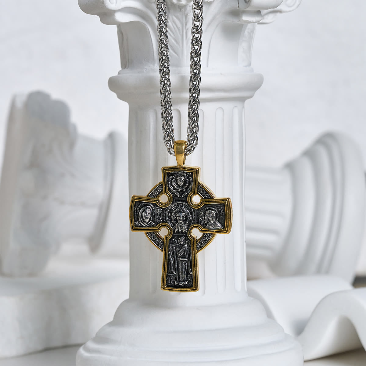 Collar de Cruz Ornamentada en Dos Tonos: Ícono de Santo y Ángel con Detalle Artístico
