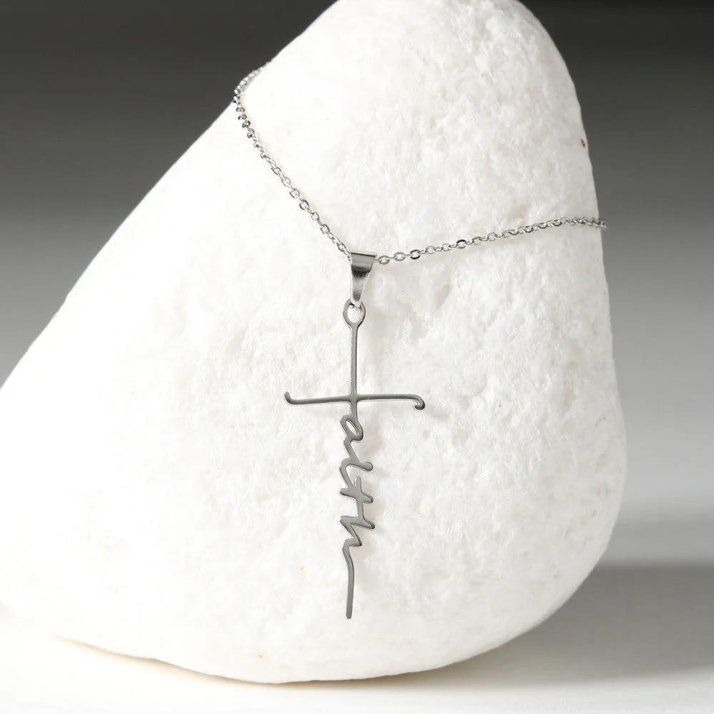 Cruz de Fe con Letra Elegante: Dije de Fe y Joyería para el Día a Día