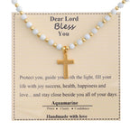 Collar de Cruz de Piedra Bendecida: Dije de Gema Natural y Detalle de Devoción Serena