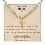Collar de Cruz de Piedra Bendecida: Dije de Gema Natural y Detalle de Devoción Serena