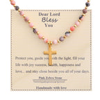 Collar de Cruz de Piedra Bendecida: Dije de Gema Natural y Detalle de Devoción Serena