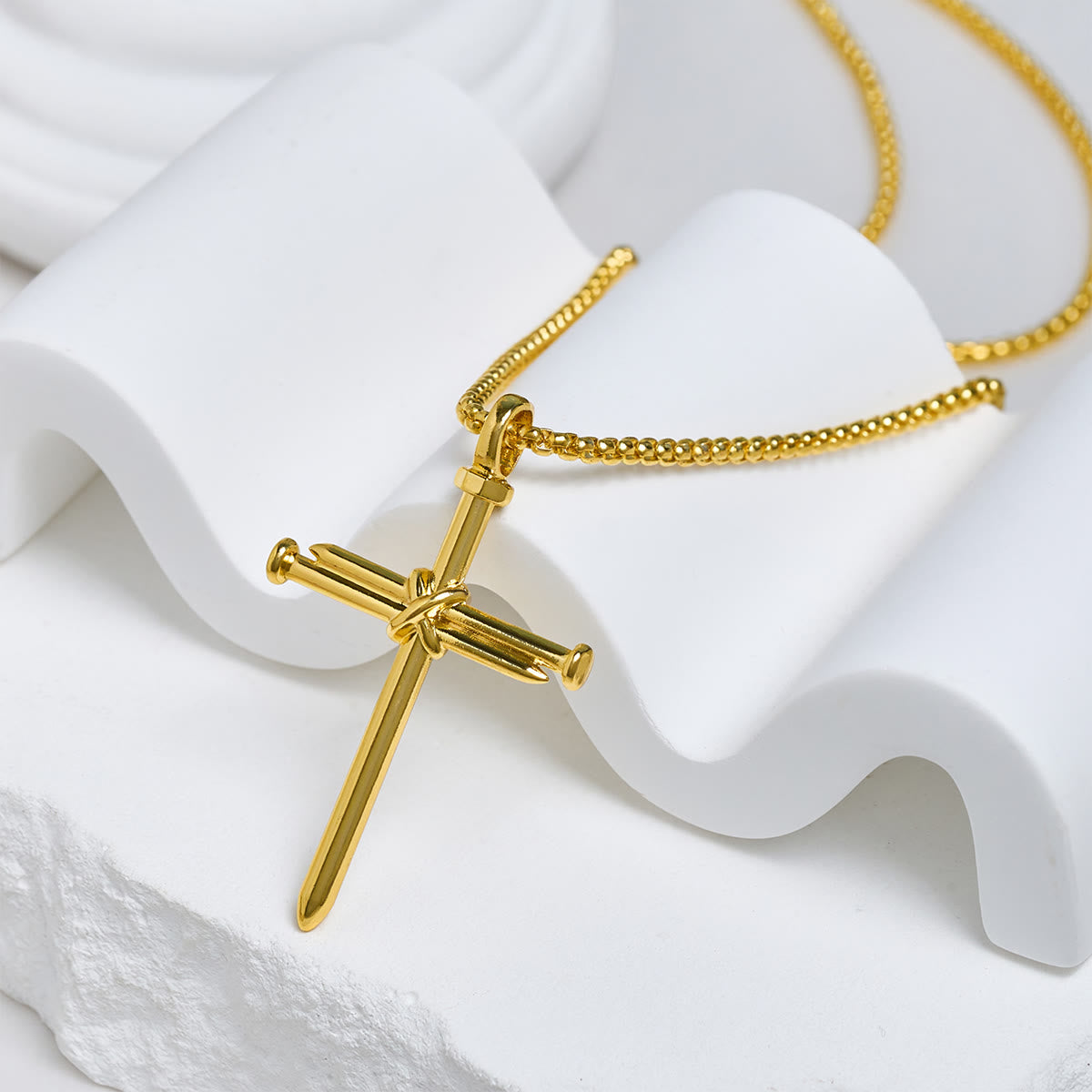 Collar con Dije de Cruz de Clavo en 3 Colores: Recordatorio de Fe para el Día a Día