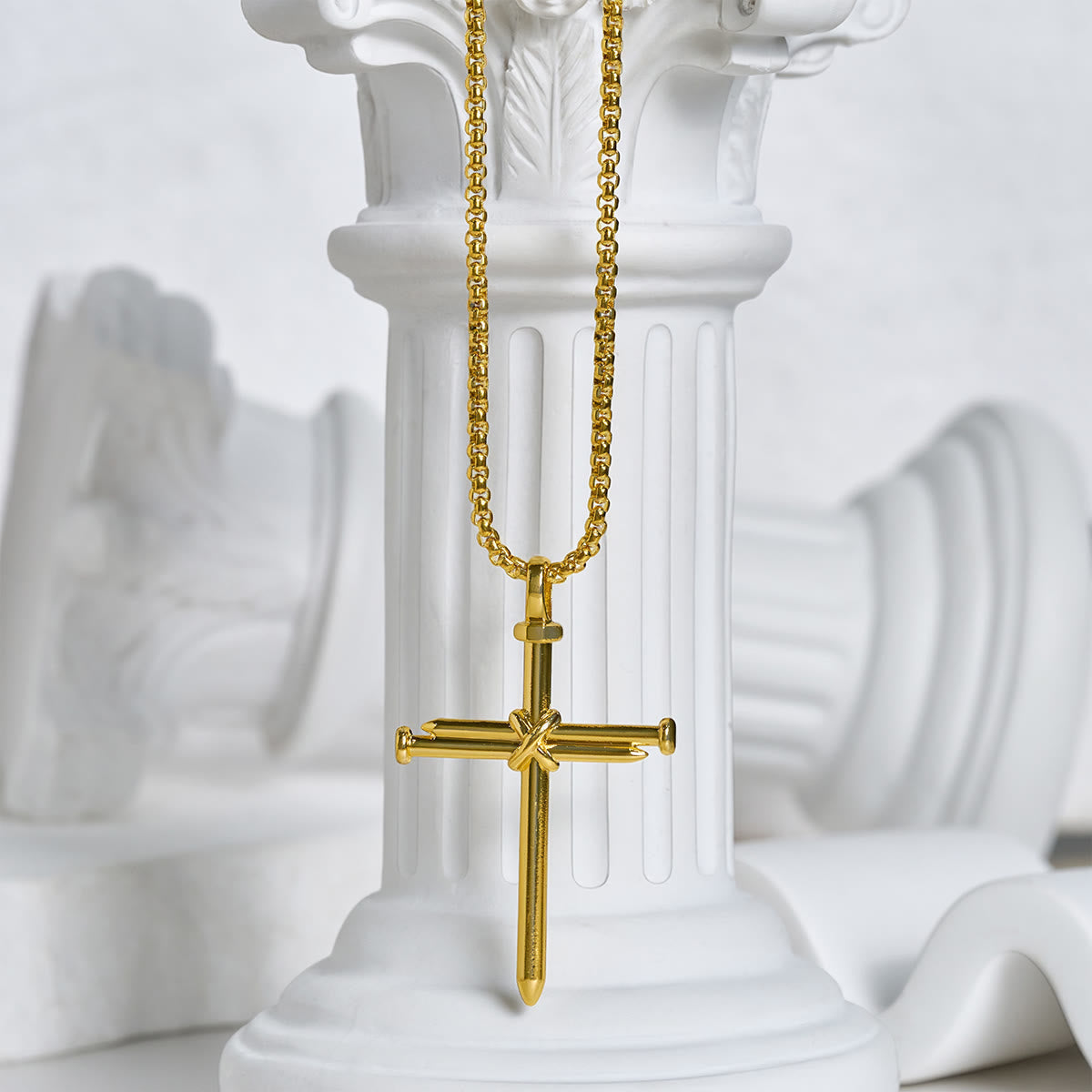 Collar con Dije de Cruz de Clavo en 3 Colores: Recordatorio de Fe para el Día a Día