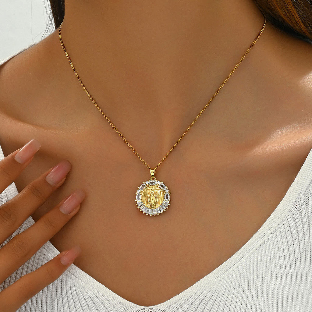 Collar Brillante con Medallón de la Santa Madre: Presencia Sagrada en Todo Momento