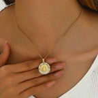 Collar Brillante con Medallón de la Santa Madre: Presencia Sagrada en Todo Momento