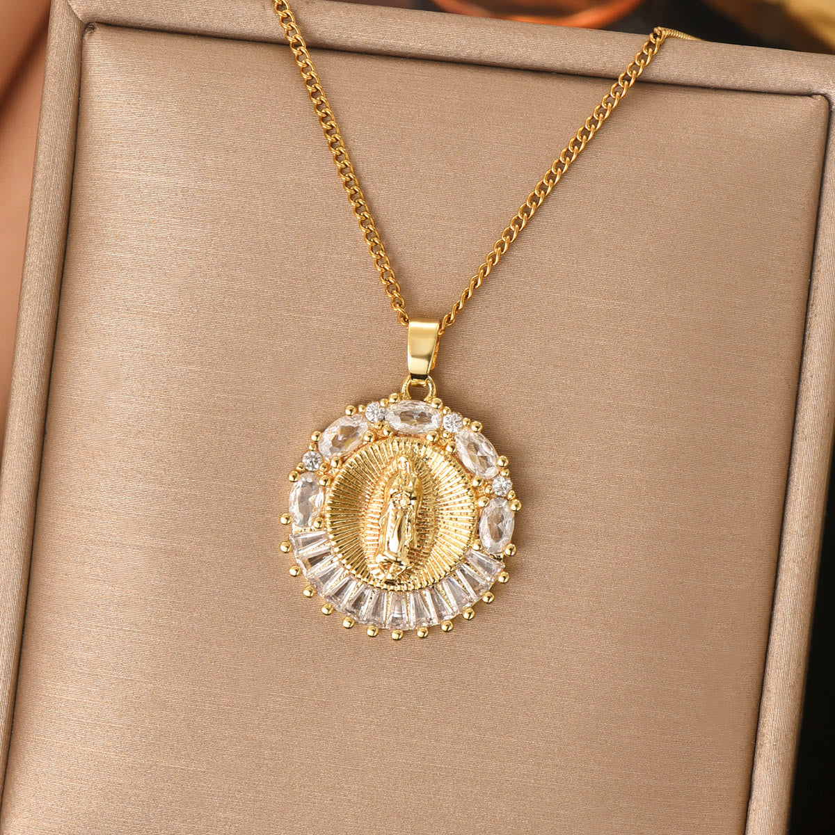 Collar Brillante con Medallón de la Santa Madre: Presencia Sagrada en Todo Momento