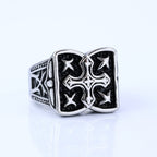Anillo de Diseño de Cruz Rústica: Detalle de Fe para Looks Casuales