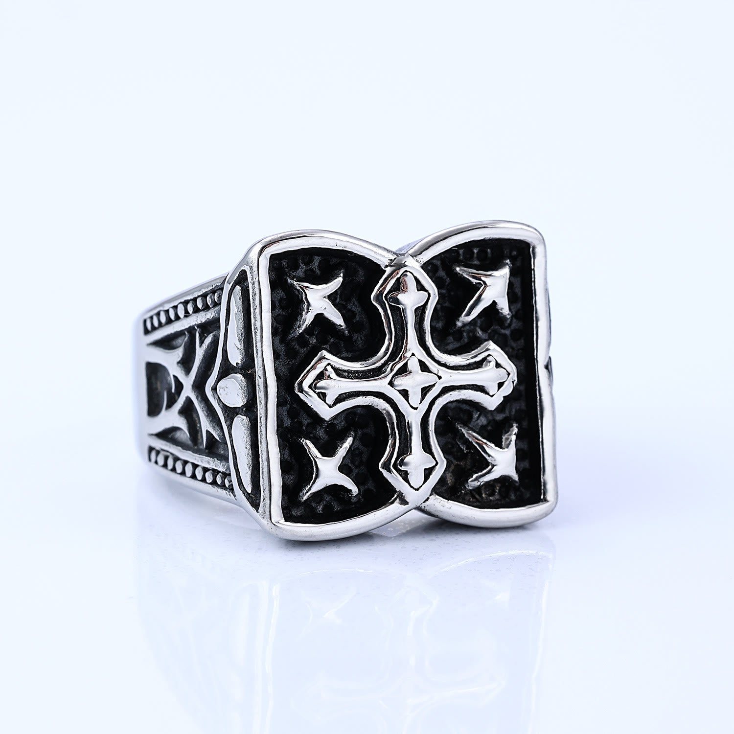 Anillo de Diseño de Cruz Rústica: Detalle de Fe para Looks Casuales