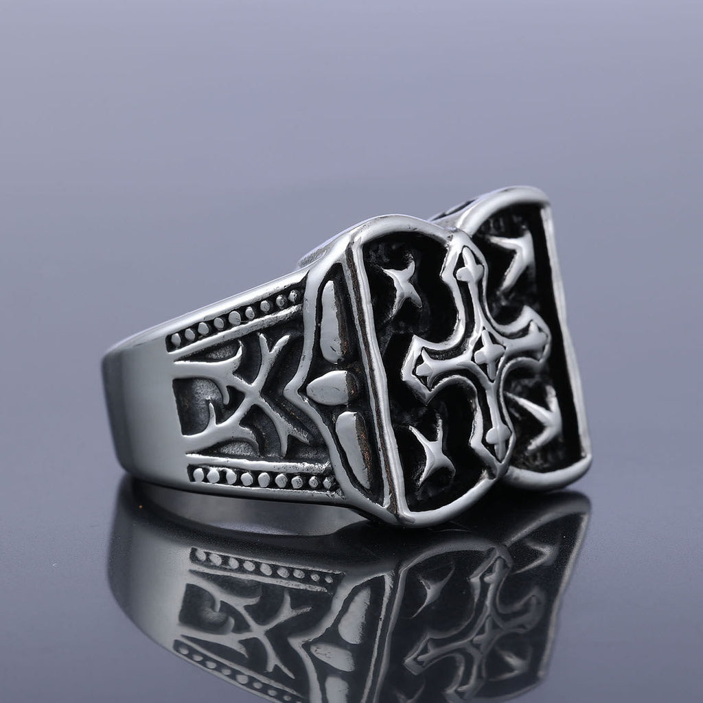 Anillo de Diseño de Cruz Rústica: Detalle de Fe para Looks Casuales