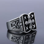 Anillo de Diseño de Cruz Rústica: Detalle de Fe para Looks Casuales