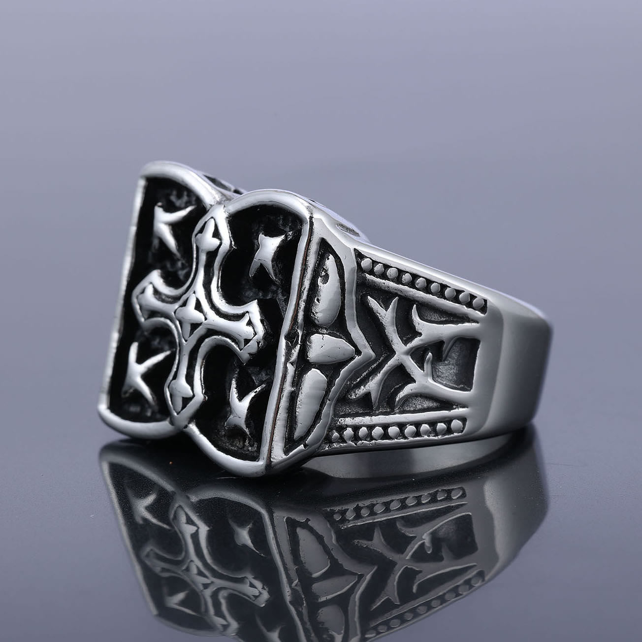 Anillo de Diseño de Cruz Rústica: Detalle de Fe para Looks Casuales