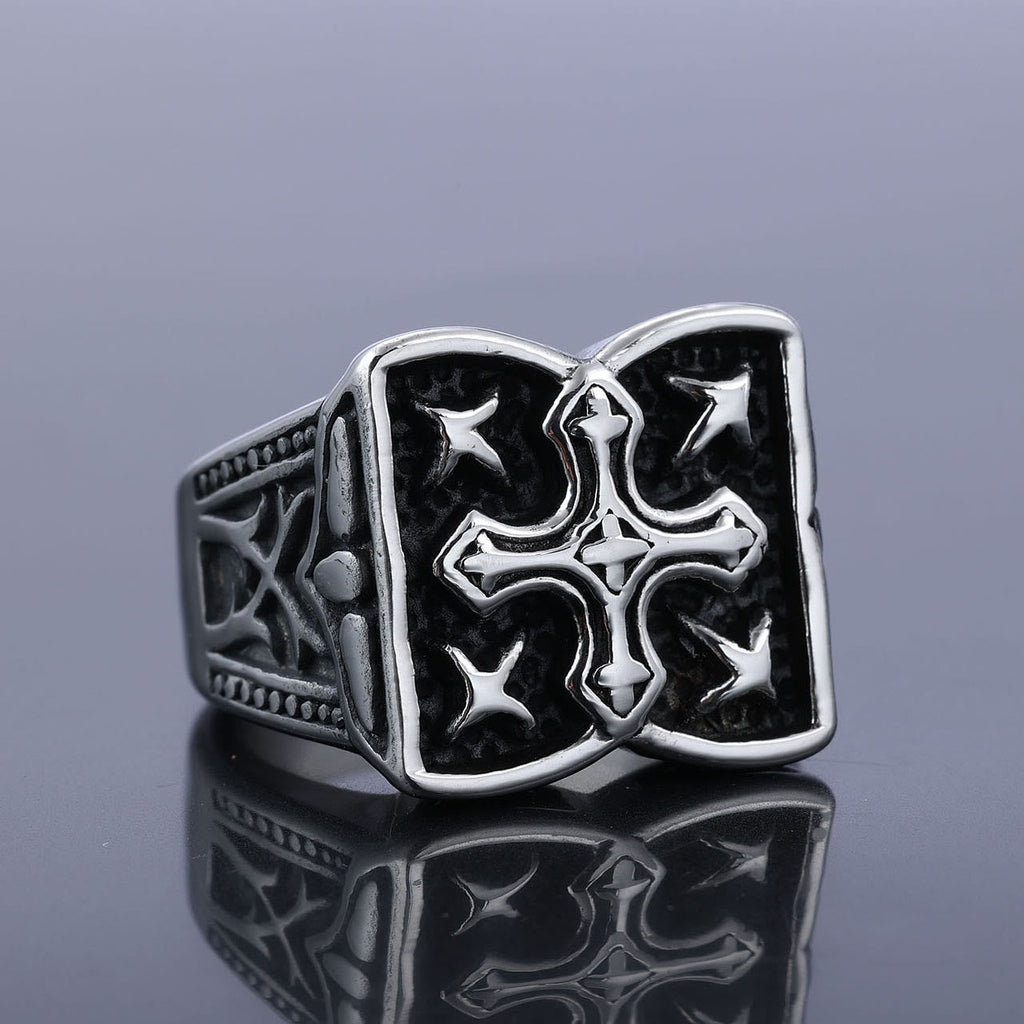 Anillo de Diseño de Cruz Rústica: Detalle de Fe para Looks Casuales