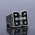Anillo de Diseño de Cruz Rústica: Detalle de Fe para Looks Casuales