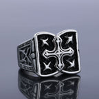 Anillo de Diseño de Cruz Rústica: Detalle de Fe para Looks Casuales