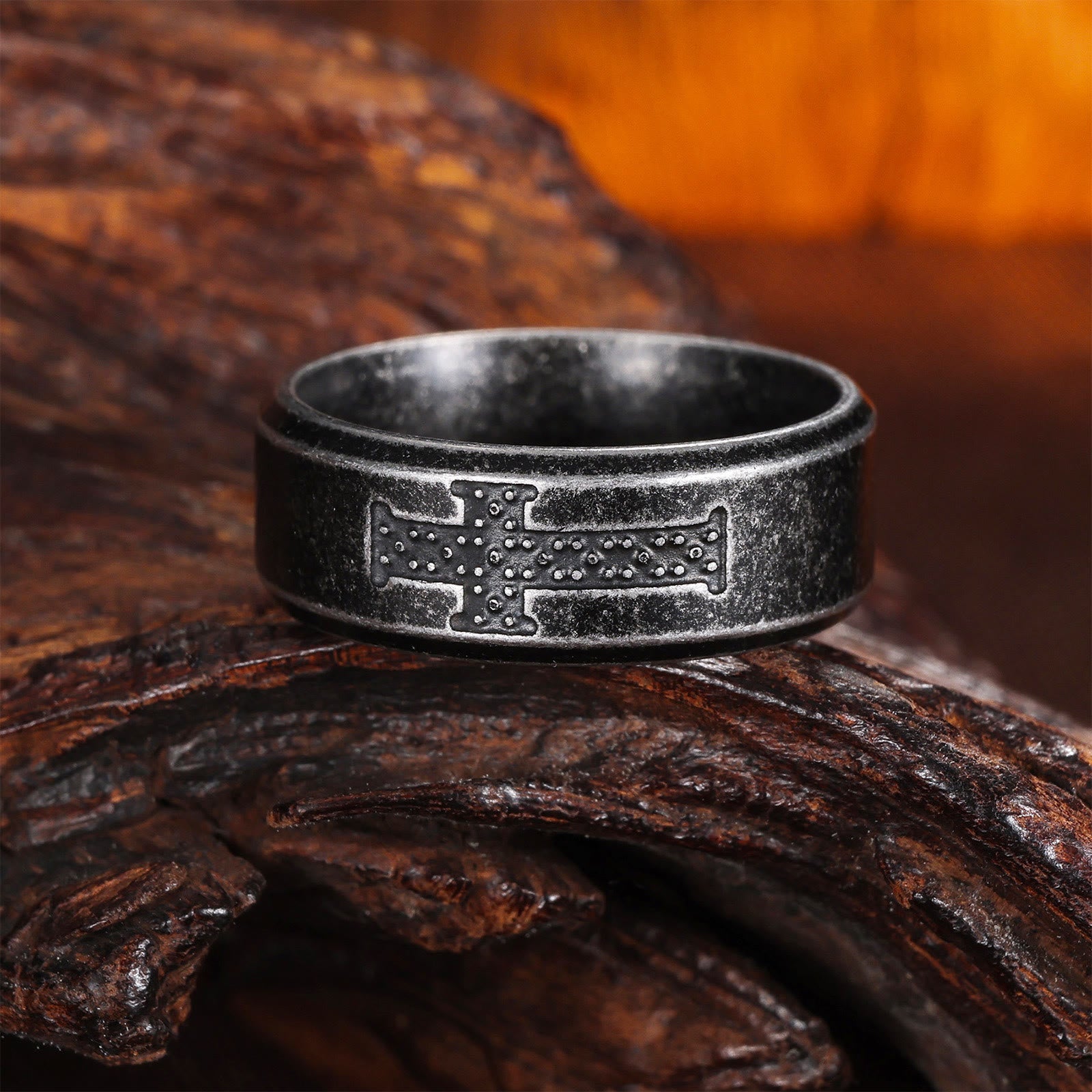 Anillo de Cruz con Detalle de Puntos: Devoción Serena para el Día a Día