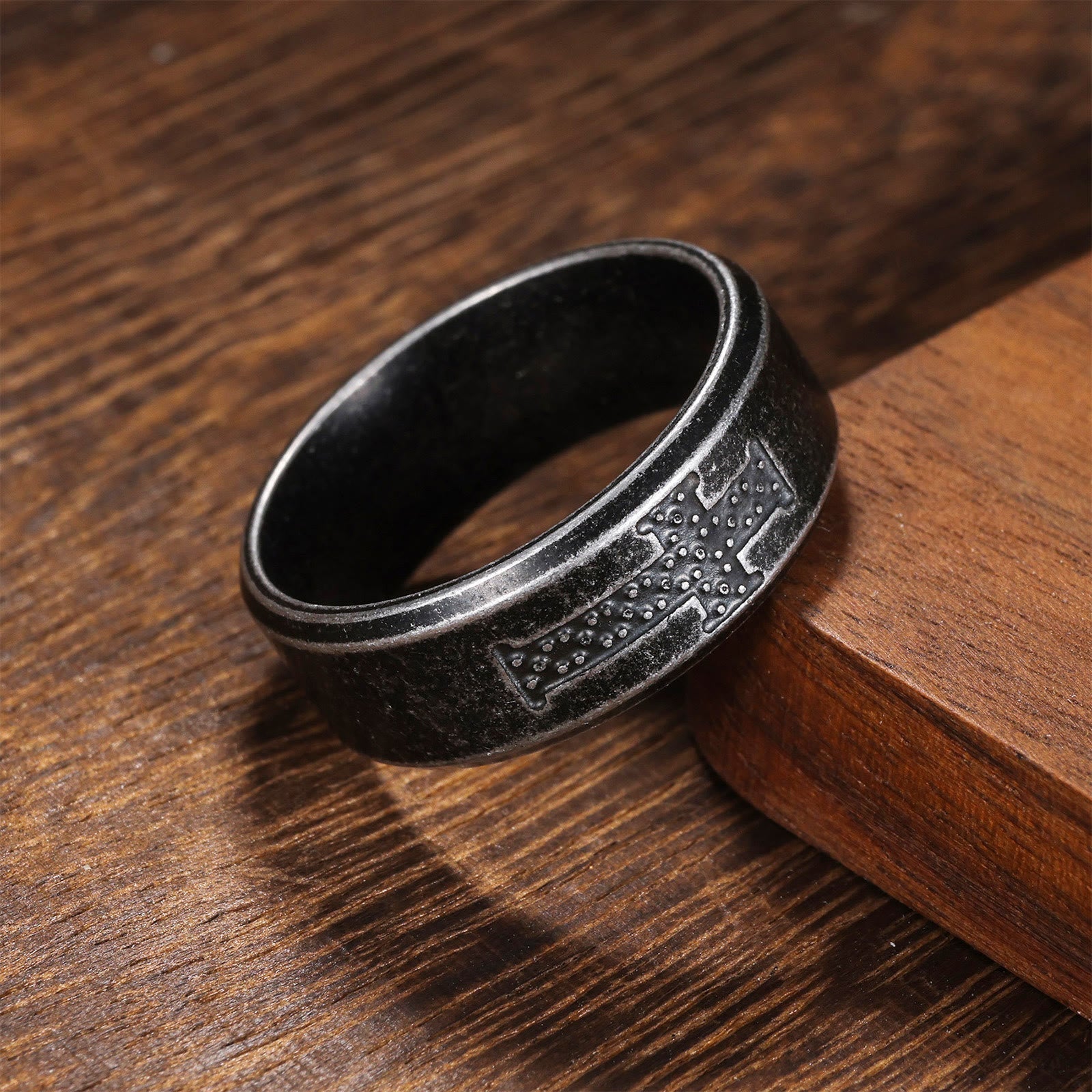 Anillo de Cruz con Detalle de Puntos: Devoción Serena para el Día a Día
