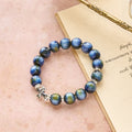 Pulsera de Cuentas de Resina con Cruz Brillante: Devoción para el Día a Día