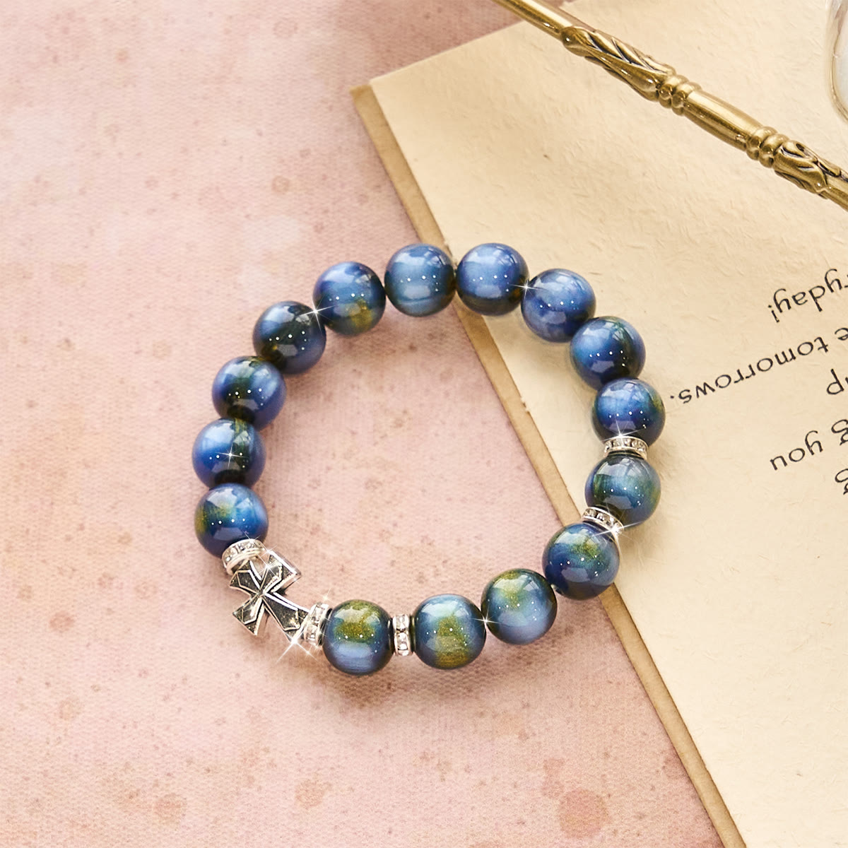 Pulsera de Cuentas de Resina con Cruz Brillante: Devoción para el Día a Día