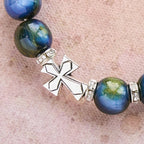 Pulsera de Cuentas de Resina con Cruz Brillante: Devoción para el Día a Día