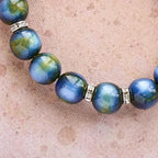 Pulsera de Cuentas de Resina con Cruz Brillante: Devoción para el Día a Día