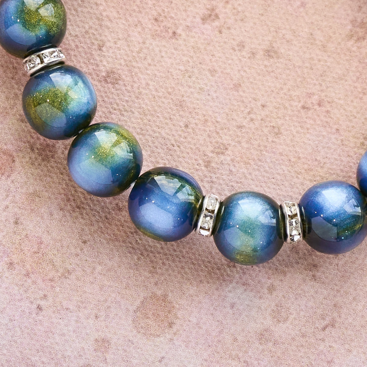 Pulsera de Cuentas de Resina con Cruz Brillante: Devoción para el Día a Día