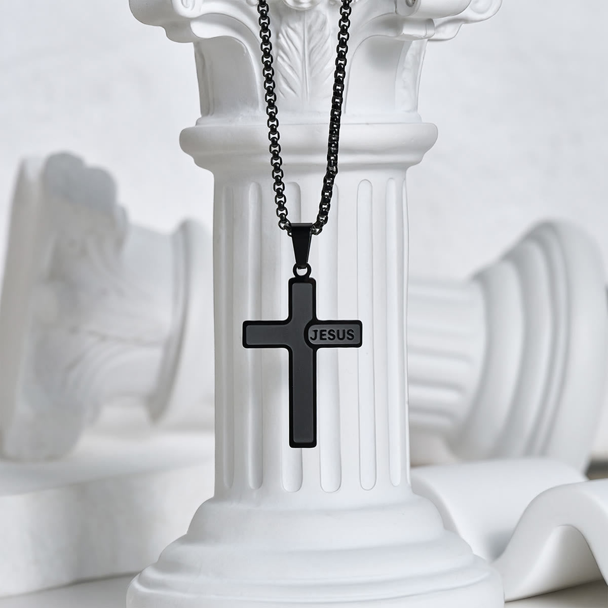 Collar de Cruz Minimalista con Detalle "JESÚS": Expresión Sobria de Fe