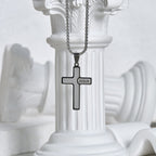 Collar de Cruz Minimalista con Detalle "JESÚS": Expresión Sobria de Fe