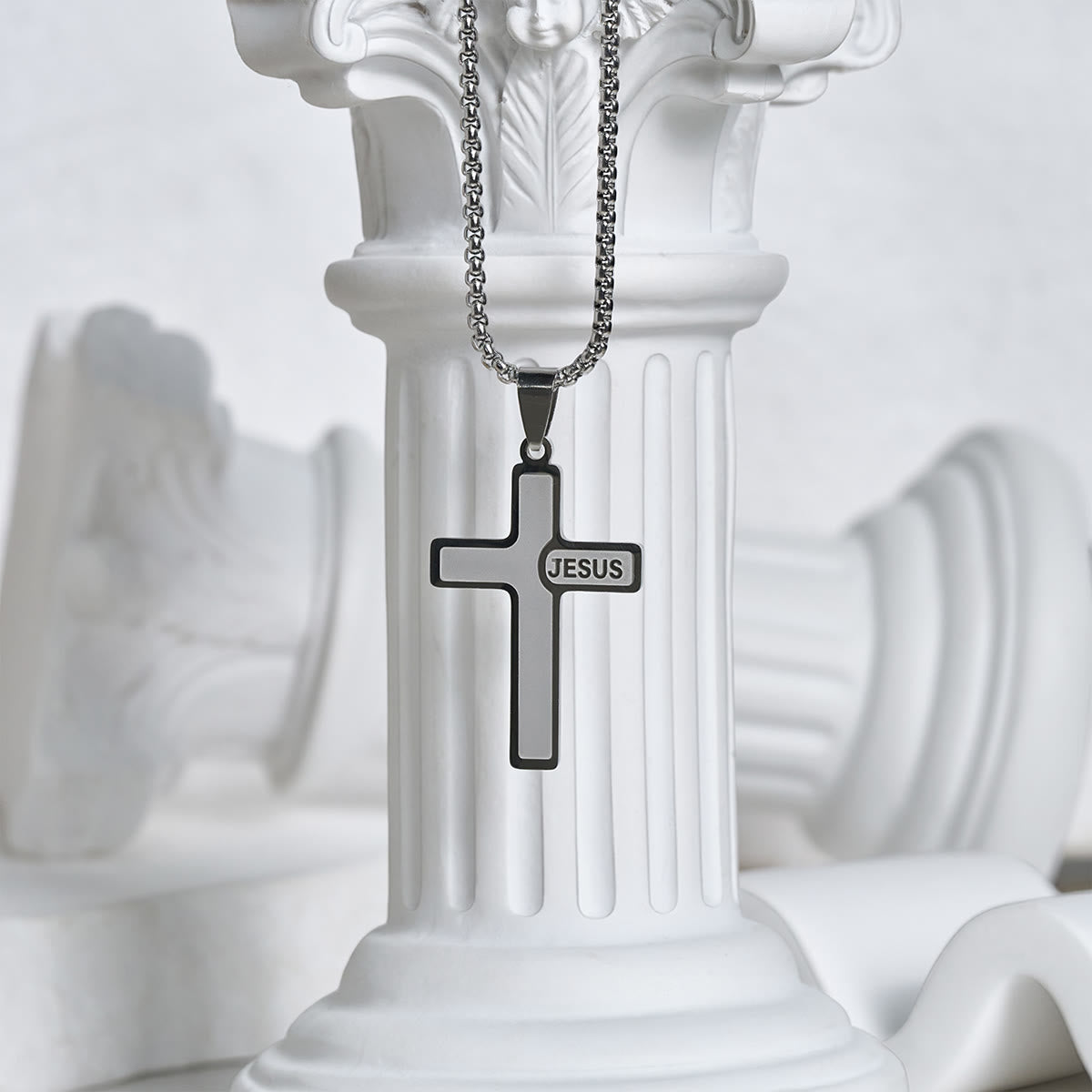 Collar de Cruz Minimalista con Detalle "JESÚS": Expresión Sobria de Fe