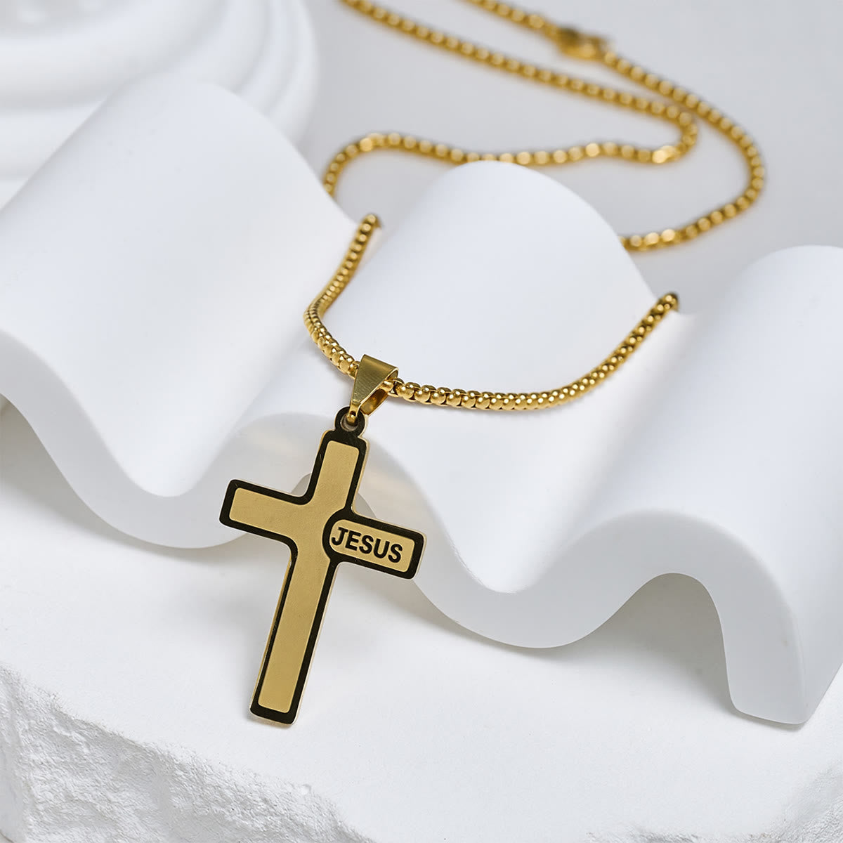 Collar de Cruz Minimalista con Detalle "JESÚS": Expresión Sobria de Fe