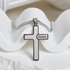 Collar de Cruz Minimalista con Detalle "JESÚS": Expresión Sobria de Fe