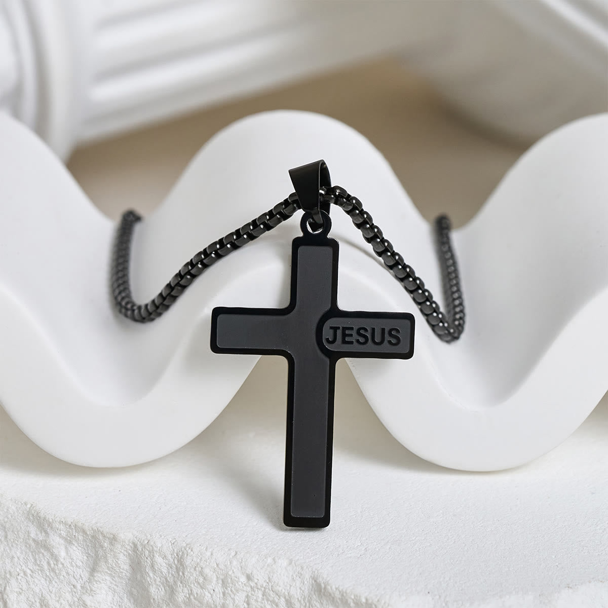 Collar de Cruz Minimalista con Detalle "JESÚS": Expresión Sobria de Fe