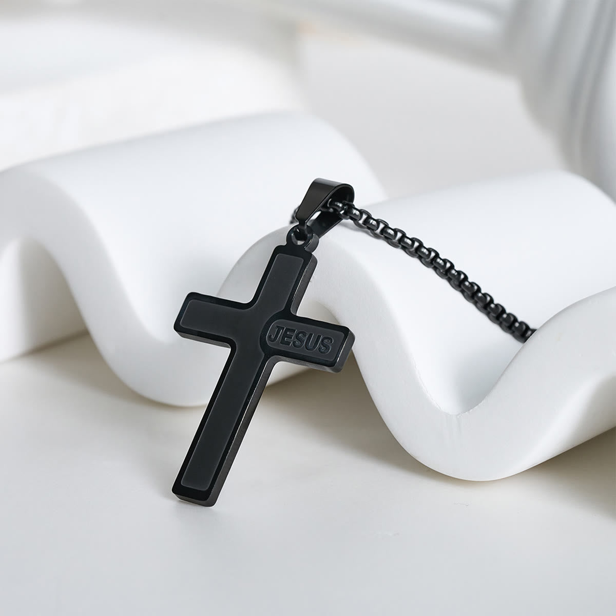 Collar de Cruz Minimalista con Detalle "JESÚS": Expresión Sobria de Fe