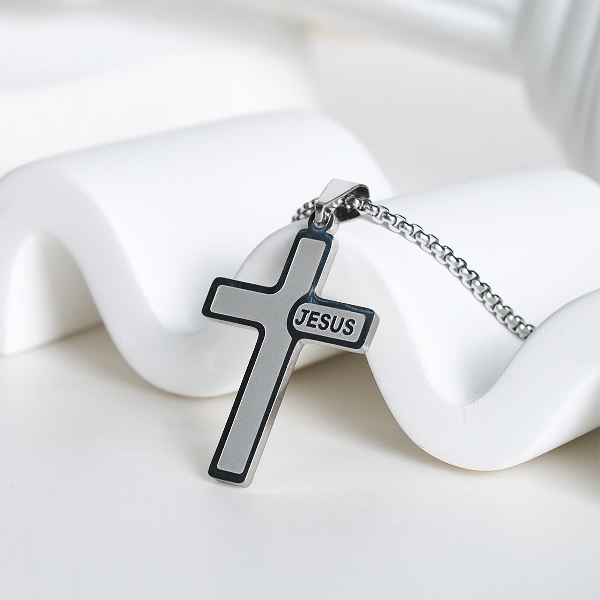 Collar de Cruz Minimalista con Detalle "JESÚS": Expresión Sobria de Fe