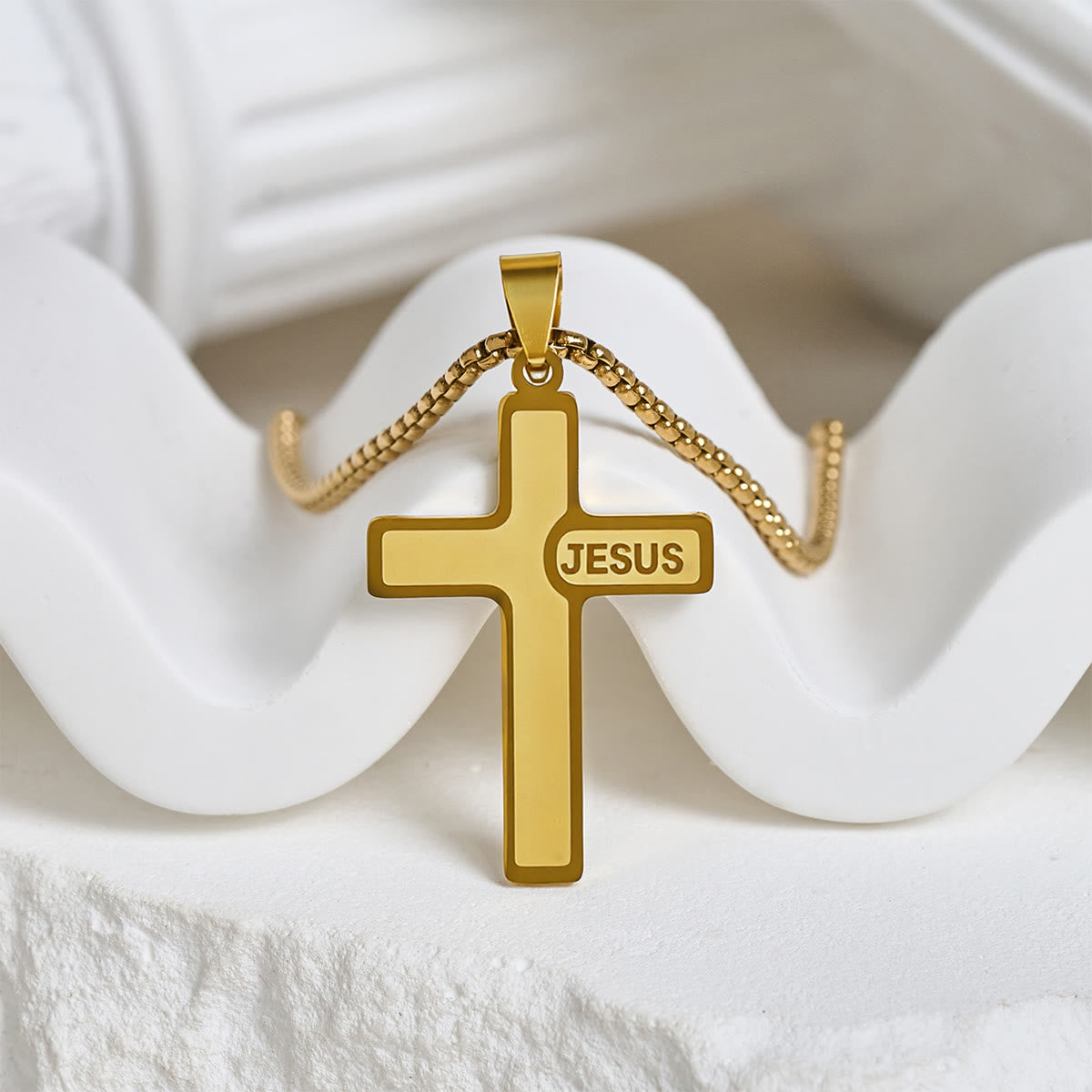 Collar de Cruz Minimalista con Detalle "JESÚS": Expresión Sobria de Fe