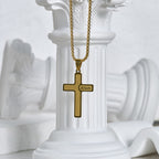 Collar de Cruz Minimalista con Detalle "JESÚS": Expresión Sobria de Fe