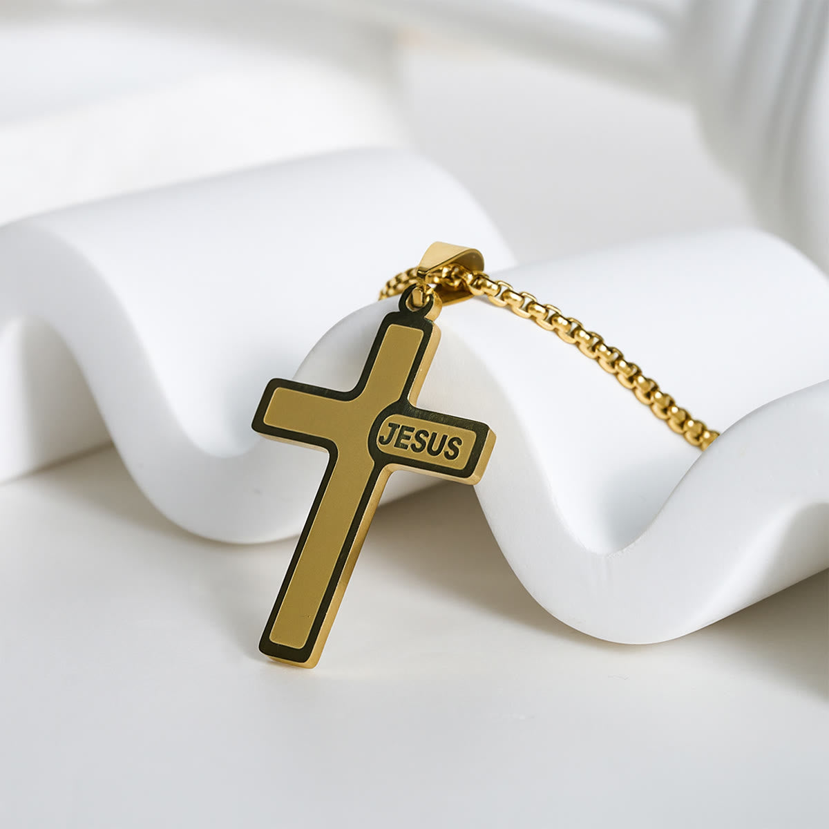 Collar de Cruz Minimalista con Detalle "JESÚS": Expresión Sobria de Fe
