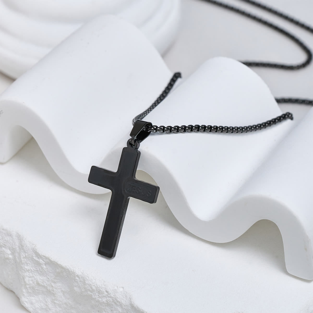 Collar de Cruz Minimalista con Detalle "JESÚS": Expresión Sobria de Fe