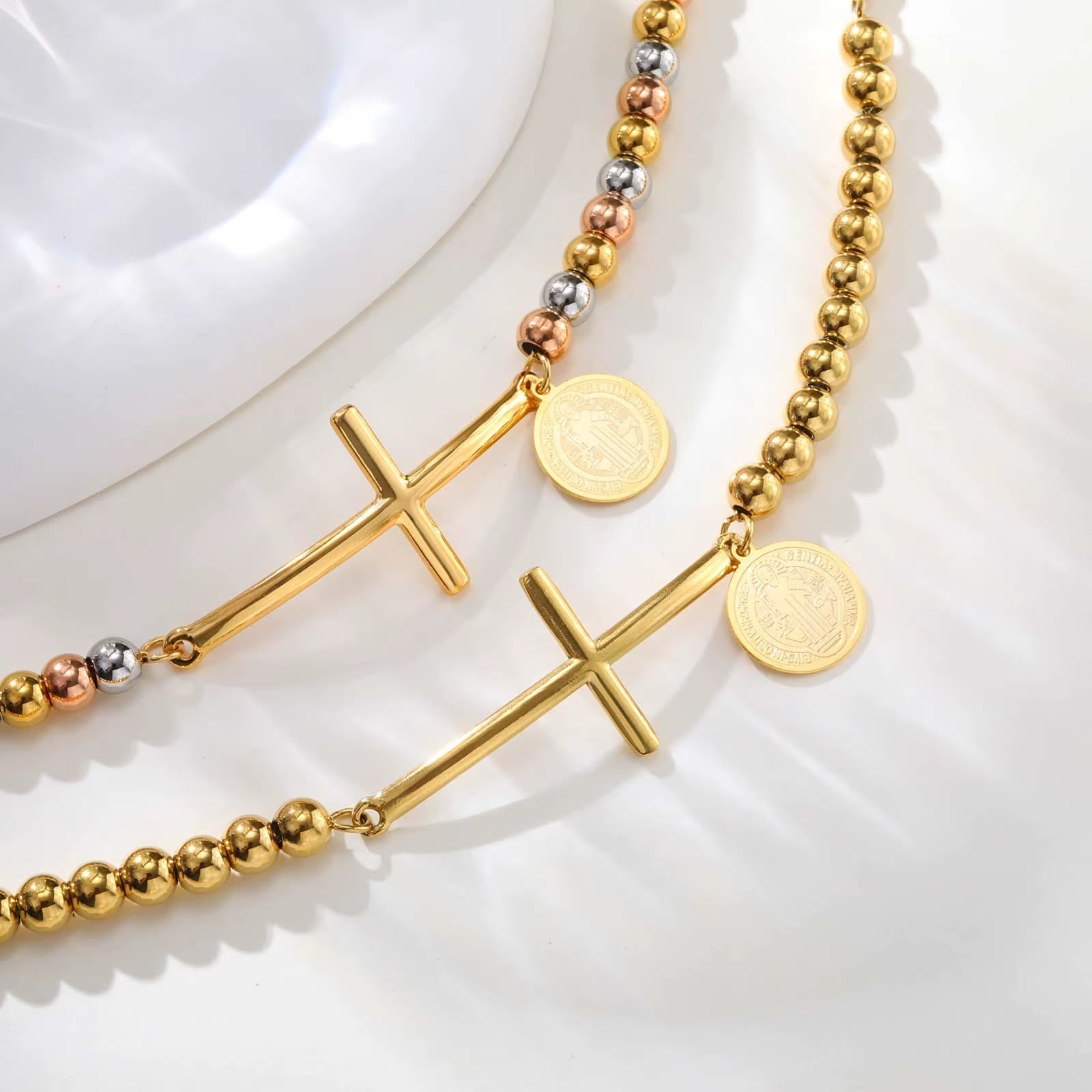 Pulsera de Cuentas con Cruz y la Virgen: Símbolo Espiritual con Elegancia Pulida