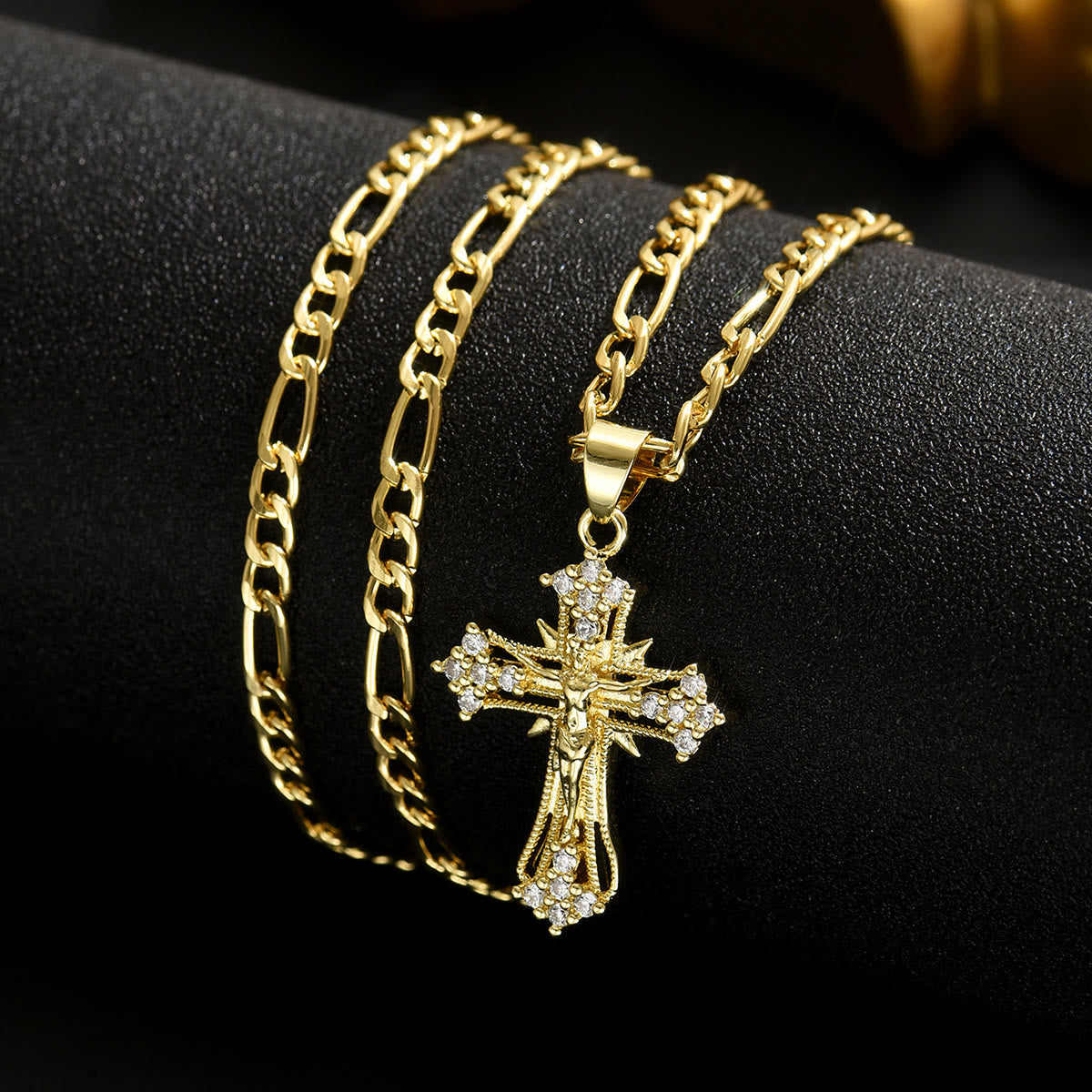 Collar Crucifijo Sagrado en 4 Estilos: Diseño Elegante y Recordatorio Fiel para Cada Día